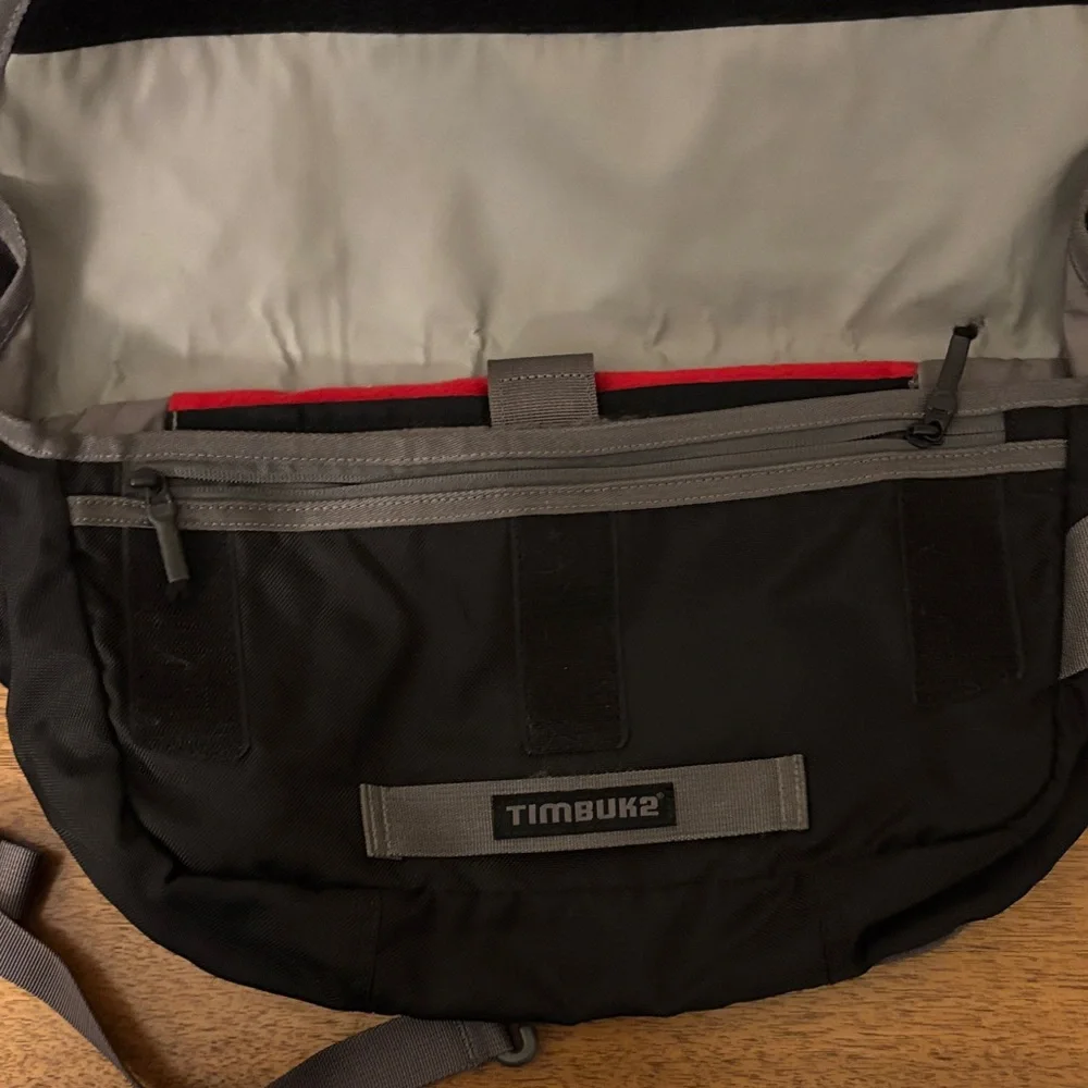 Timbuk2 Black & Gray Messenger Mini Bag‎ w/internal tablet pocket
